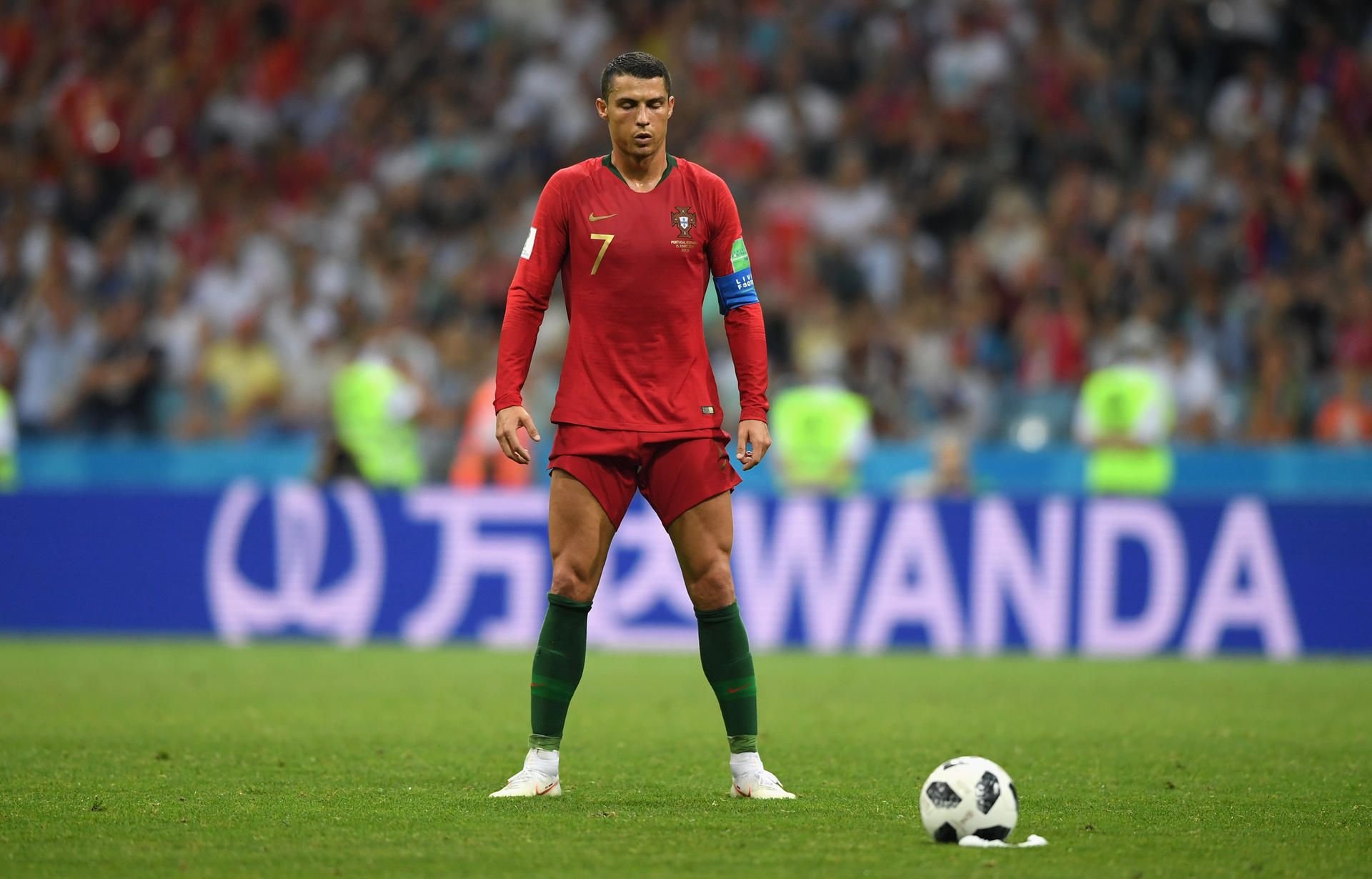 Der portugiesische Nationalspieler Christiano Ronaldo vor seinem Freistoß zum 3:3 gegen Spanien.