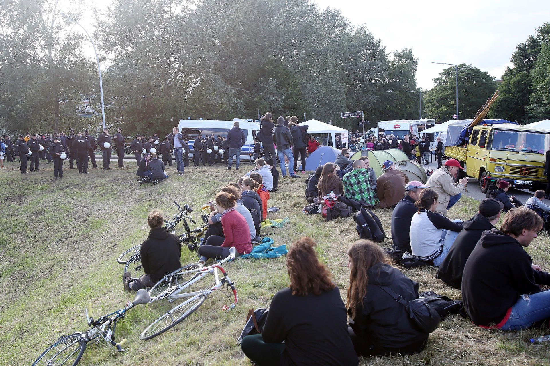 Demonstranten warten an dem Platz für das genehmigte Camp. Die Polizei blockierte den Aufbau.
