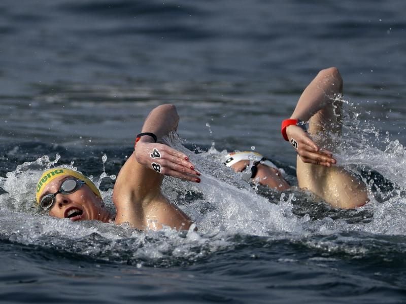 Freiwasserschwimmerin Finnia Wunram (r) beim Wettbewerb über zehn Kilometer in Aktion. Foto: /AP