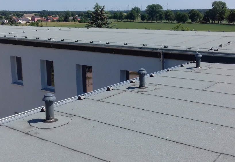 Alles neu. Blick über die Dachlandschaft des Bürgerzentrums Kropstädt. 88.000 Euro hat die Sanierung des Dachs gekostet.