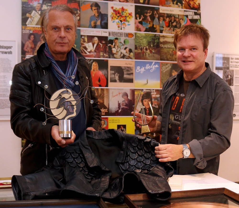 Der letzte Amiga-Chef Jörg Stempel (von links) überreicht Museumspädagoge Torsten Sielmon auch die Lederjacke von Tamara Danz als Leihgabe für die Sonderschau.