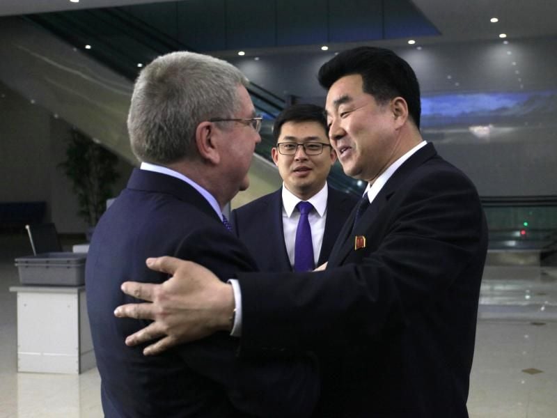 Willkommen: IOC-Präsident Thomas Bach (l) wird von Nordkoreas Sportminister Kim Il Guk (r) begrüßt. Foto: Jon Chol Jin