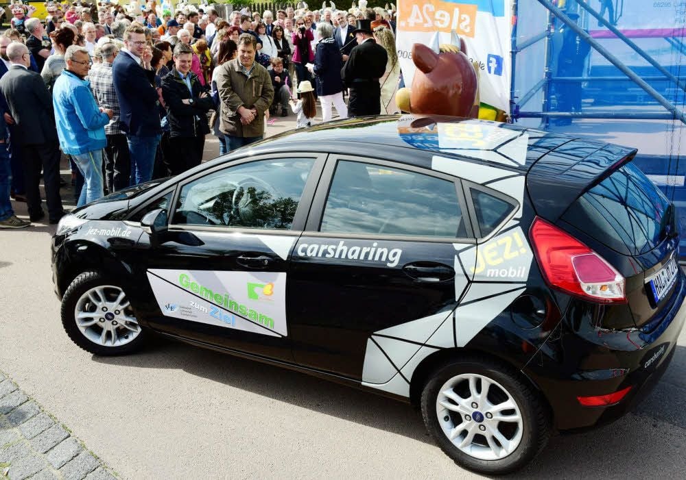 Auf der Wiese wurde schon mal ein Carsharing-Auto gezeigt.