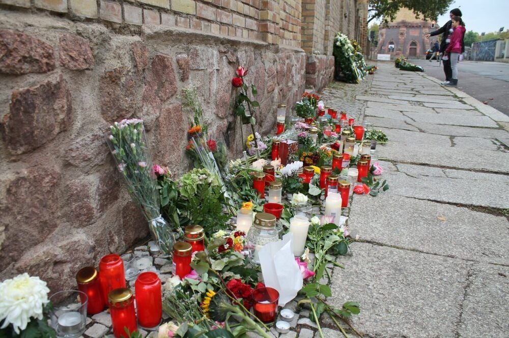 Vor die Synagoge wurden am Wochenende in Gedenken an die Opfer und Betroffenen des Halle-Attentats Blumen gelegt und Kerzen gestellt.