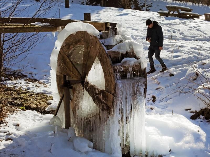 In Winterberg in Nordrhein-Westfalen ist eine Wassermühle eingefroren. Foto: Ina Fassbender