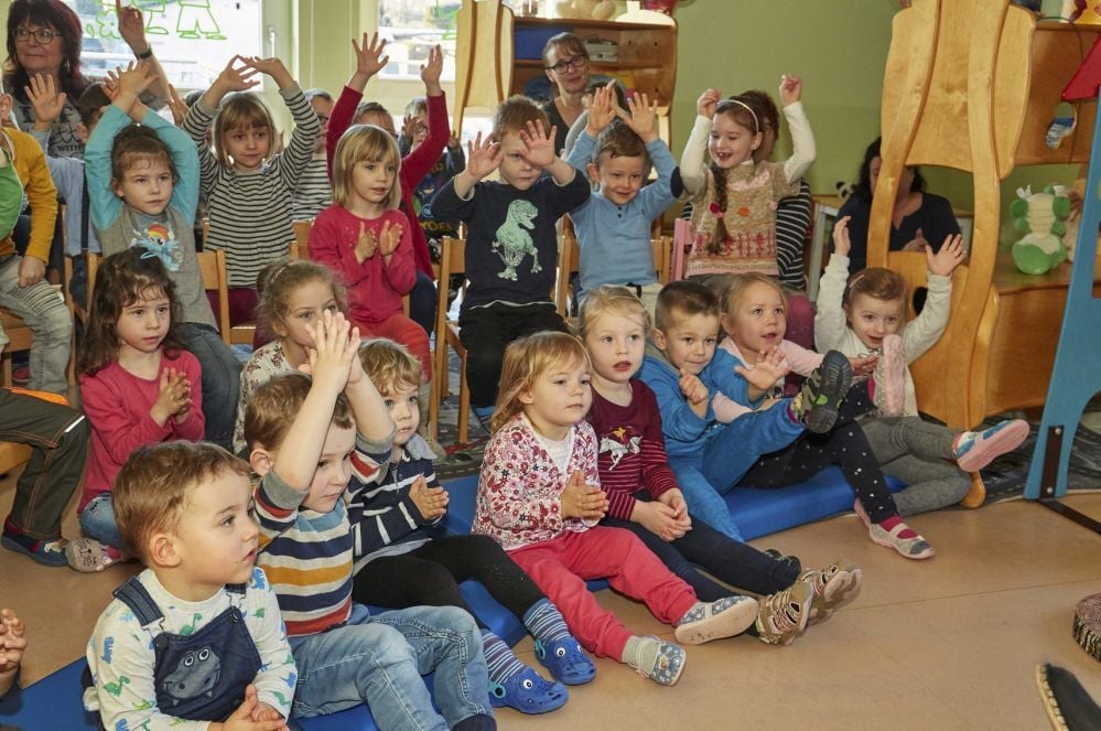 „Hoch die Arme, hoch das Bein“: Die Mädchen und Jungen der Kita „Gänseblümchen“ in Plötzkau tanzen den Indianertanz.