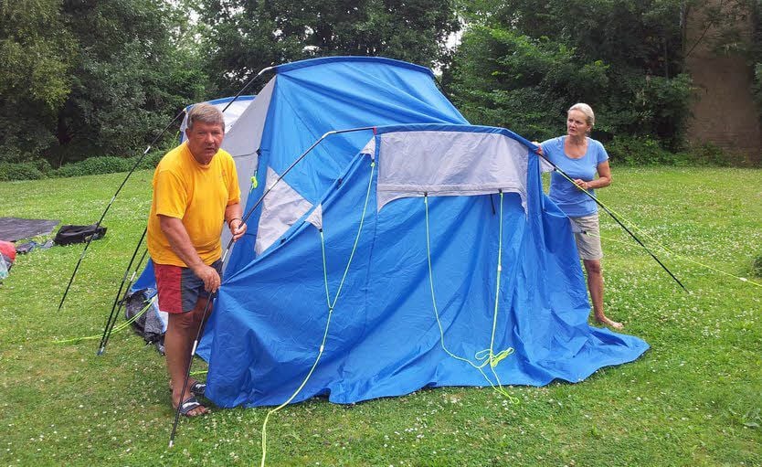 Klaus und Andrea Schache beim Zeltabbau in Dehlitz