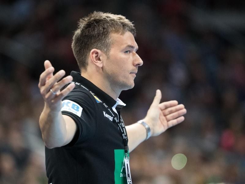 Hält Spielmacher Martin Strobel die Tür weit offen: Handball-Bundestrainer Christian Prokop. Foto: Federico Gambarini