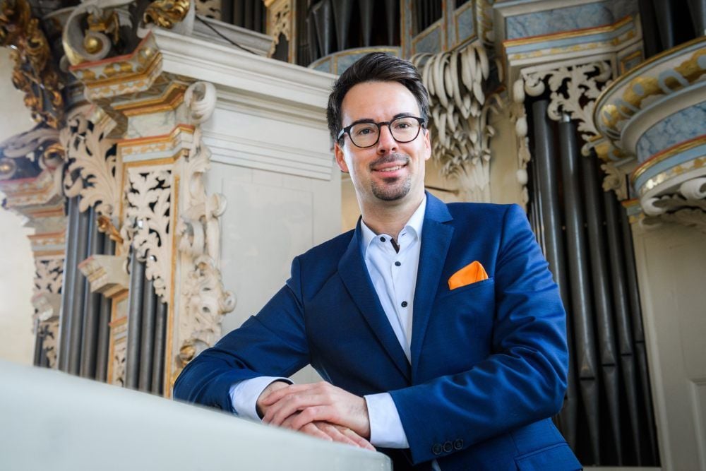 Nicolas Berndt vor seinem neuen Arbeitsplatz: der berühmten Hildebrandt-Orgel.