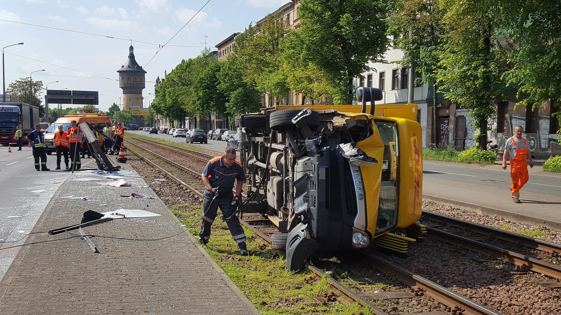 Der auf den Gleisen liegende DHL-Transporter musste von einem Abschleppunternehmen geborgen werden.