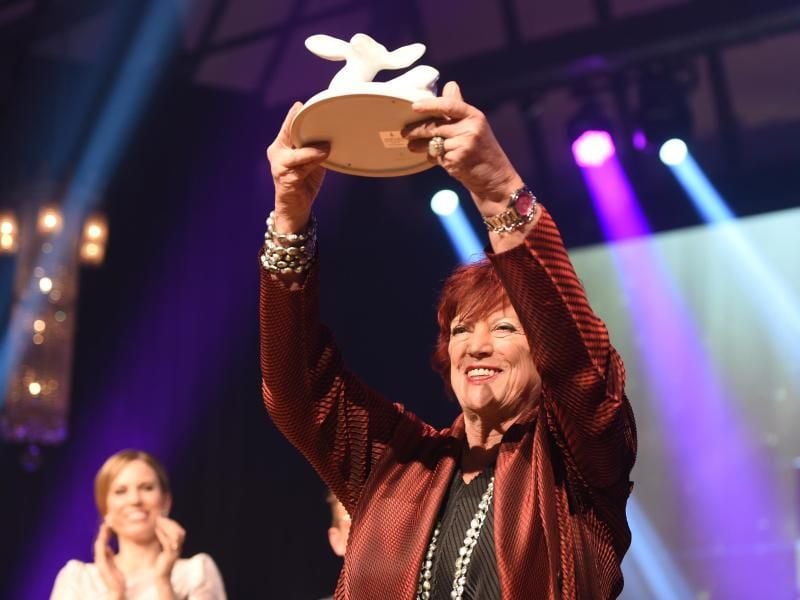 Filmproduzentin Regina Ziegler hält den Carl Laemmle Produzentenpreis in den Händen. Foto: Felix Kästle