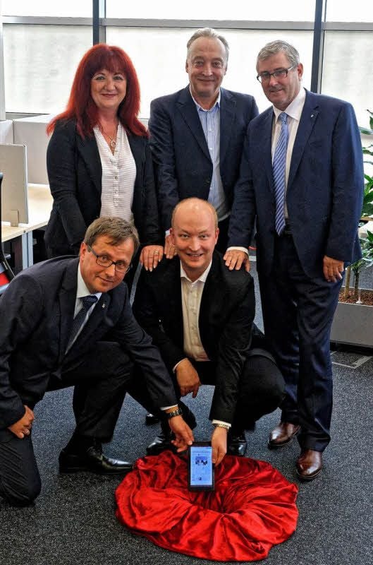 Ein MZ-E-Paper versenkten zur Erinnerung an den Start Jens Bühligen, Sylvia, Christian und Jochen Geyer sowie Staatssekretär Jürgen Ude (v.l.).