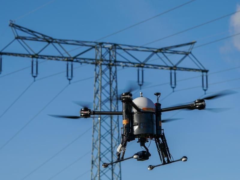 Der Stromnetzbetreiber Mitnetz (Mitteldeutsche Netzgesellschaft Strom mbH) testet eine automatisierte Drohne für Kontrollflüge an Hochspannungsleitungen in Gaulis, südlich von Leipzig. Foto: Peter Endig/dpa-Zentralbild/ZB