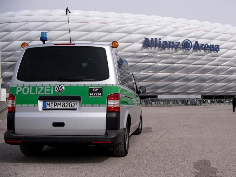 Ein Polizeiauto steht vor der Allianz Arena in München. Foto: Sven Hoppe