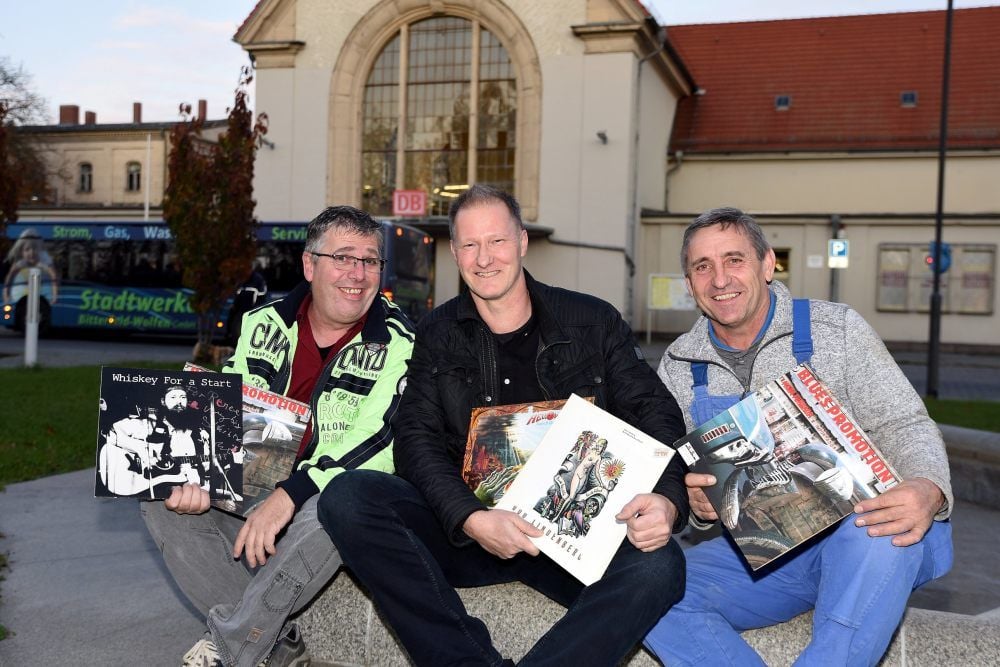 Die Platten aus Hamburg gibt es immer noch: René Becker, Heiko Spott und Helge Bayer (v.l.) vor dem Köthener Bahnhof, von wo aus es damals im November 1989 für Becker und Spott in den Westen ging. Bayer war auf der zweiten Reise dabei.