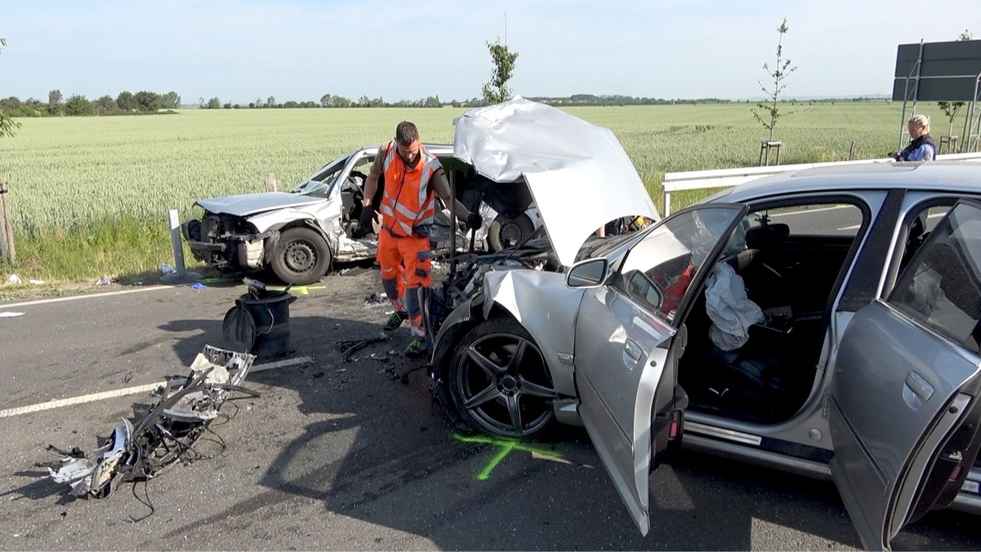 Die völlig zerstörten Autos stehen nach dem Zusammenprall am Abzweig nach Radisleben auf der Landesstraße 75 zwischen Ballenstedt und Hoym.