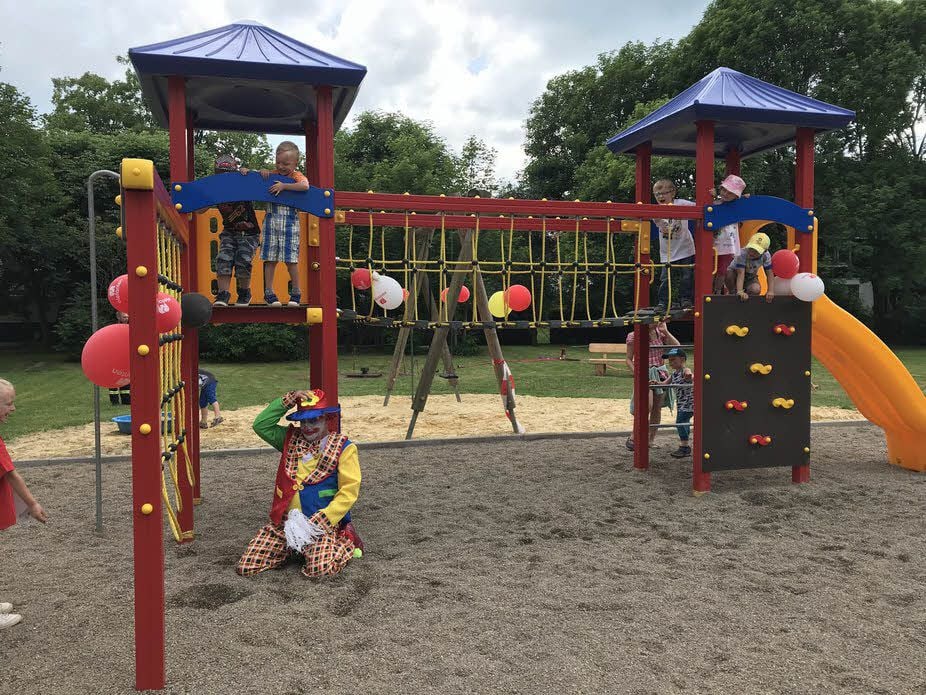 Unter den Augen der Kinder probiert Clown Rüdiger Schmidt den neuen Spielplatz aus. Fazit: Clown-Tüv bestanden.