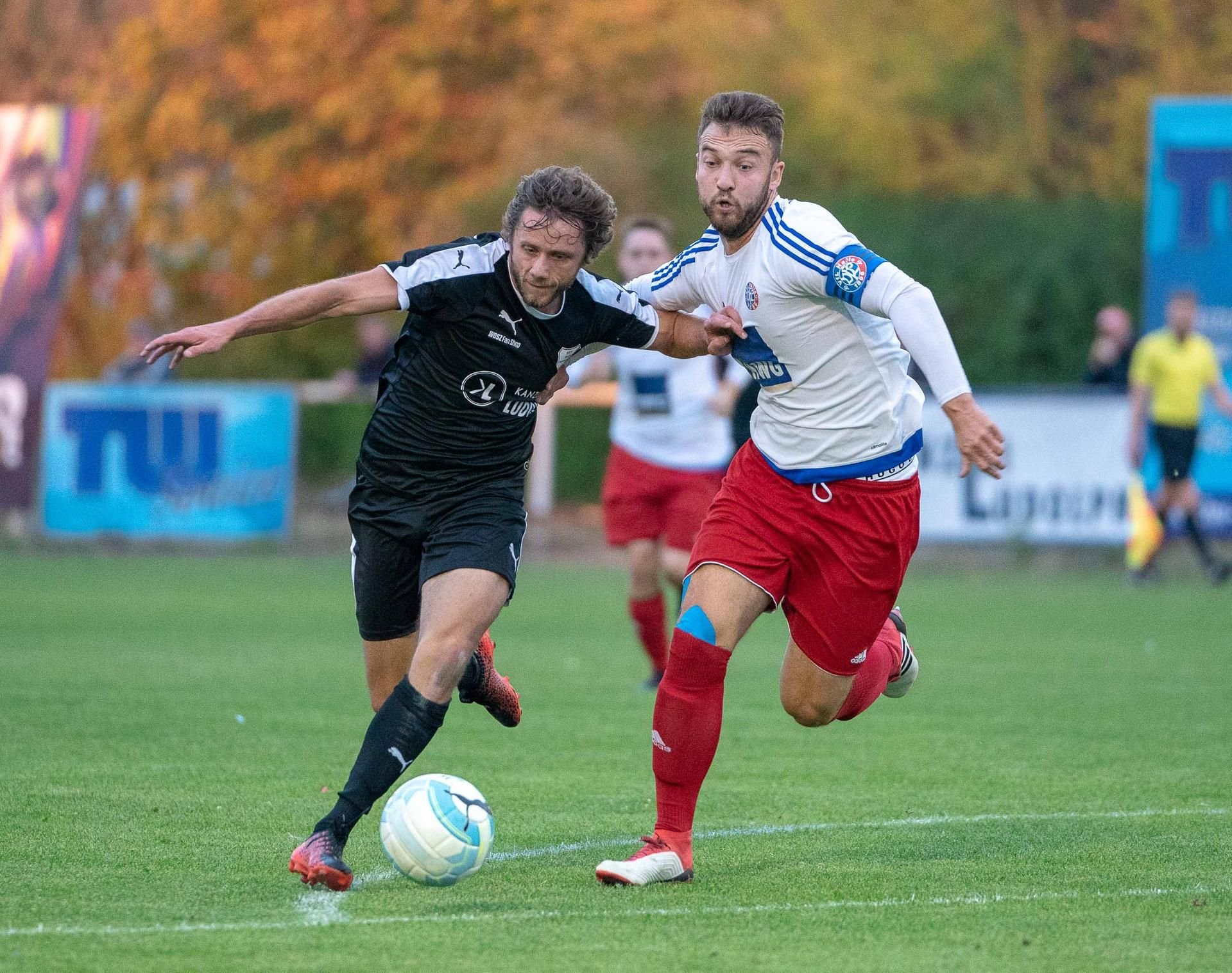 Philipp Motscha (r.) hier im Pokalspiel gegen BSV Ammendorf.