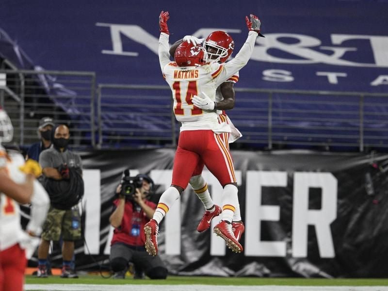 Sammy Watkins (l) und Mecole Hardman (r) von den Kansas City Chiefs feiern Hardmans Touchdown in der ersten Hälfte. Foto: Nick Wass/AP/dpa
