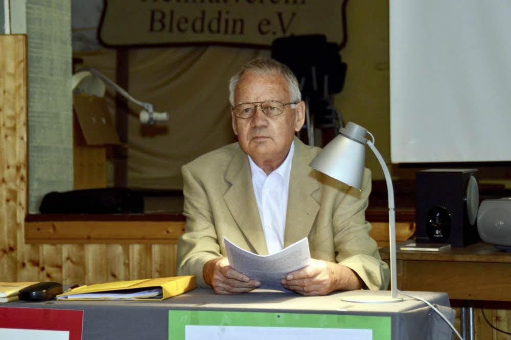Der Autor Wilhelm Bleddin liest in Bleddin. Der Künstlername ist eine Reminiszenz an den Ort, in dem er aufwuchs.