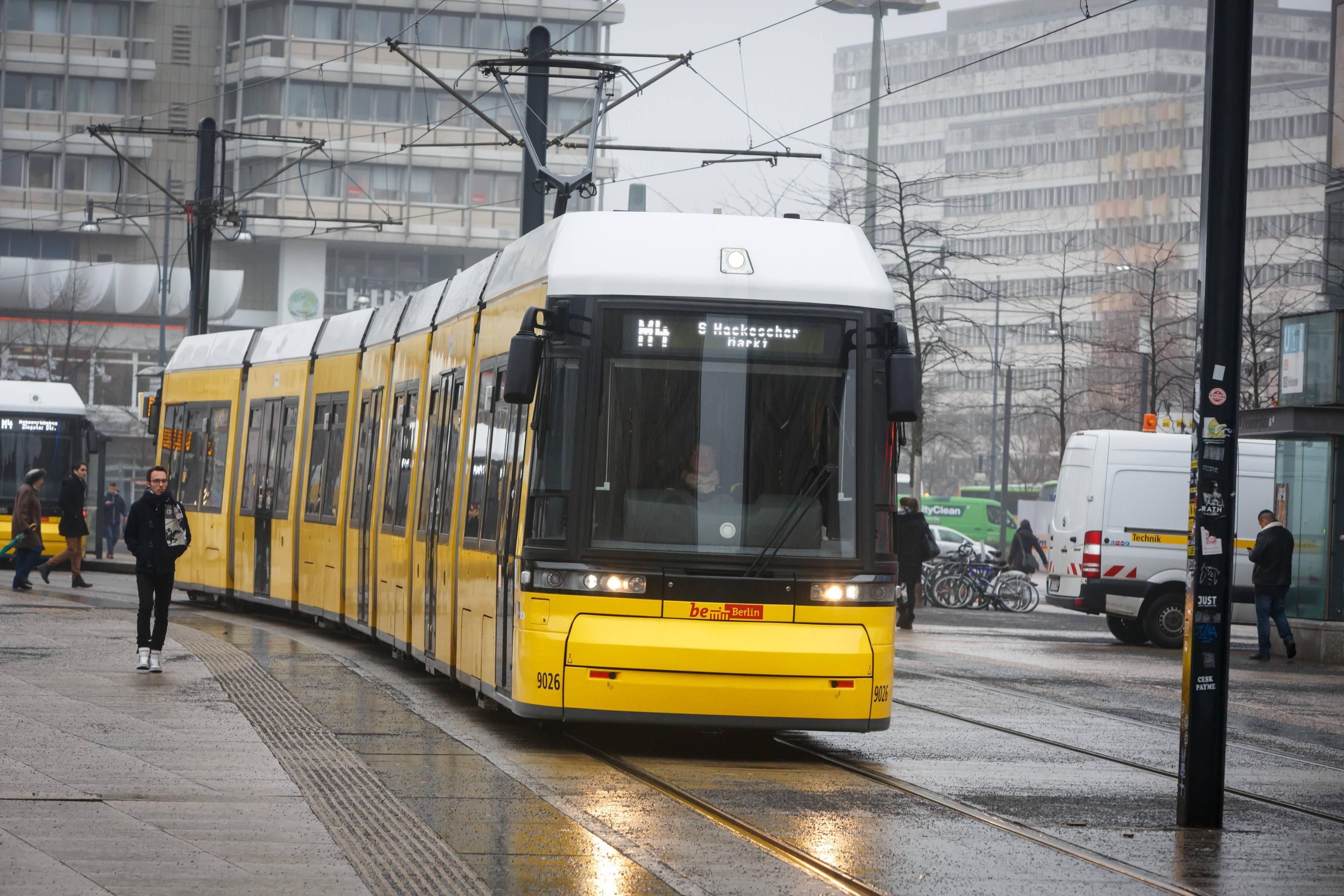 Eine Straßenbahn der Berliner Verkehrsbetriebe (Symbolbild).