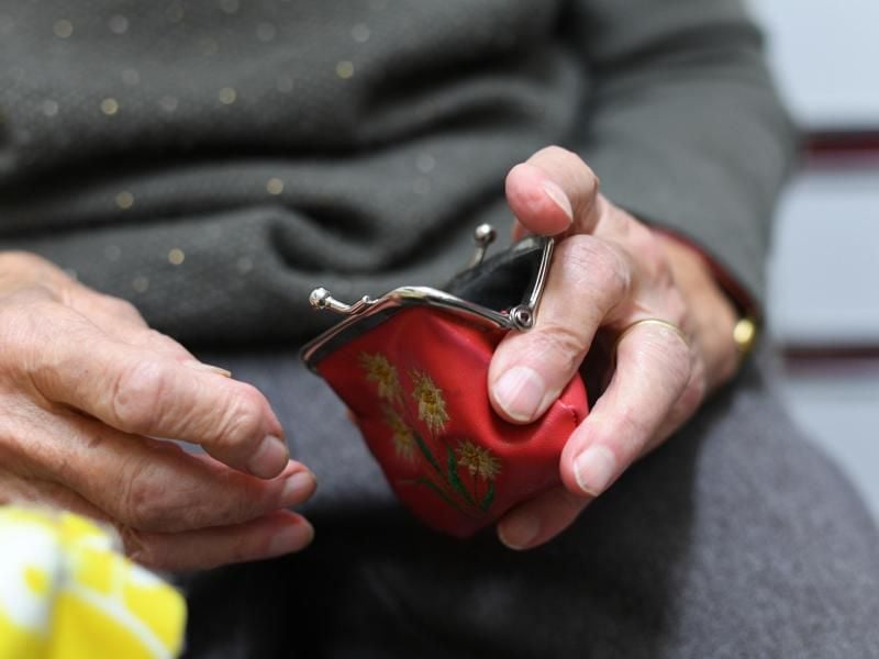 Um als Rentner mehr Geld im Portemonnaie zu haben, haben viele Menschen eine Renten- oder Lebensversicherung abgeschlossen. Bei diesen Verträgen lässt sich einiges optimieren. Foto: Felix Kästle