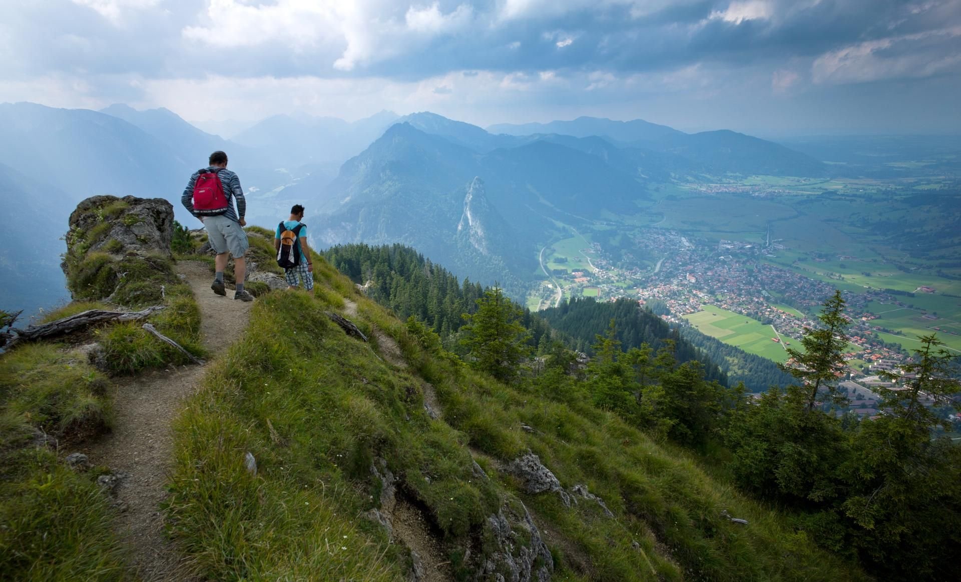 Die Berge rund um die Ortschaft Oberammergau.