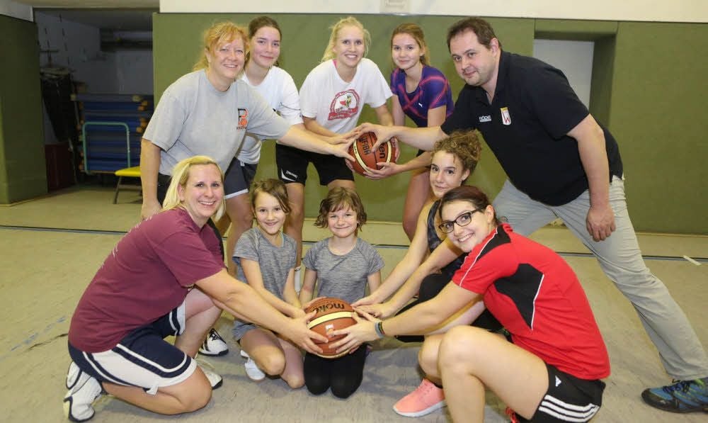 Die Basketballerinnen des SSV Einheit Weißenfels mit (v. l.) Kathrin Schönfelder, Denise Weidner und ihren Töchtern Thora und Lea (unten Mitte), AnnelieGeorg, Helen Lißon, Annika Brützmann, Monique Lehmann, Sarah Kühne und Trainer Sören Fauß.