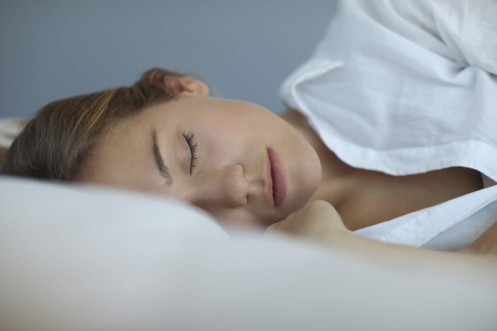 Frauen im Alter von 25 bis 34 Jahren schnarchen besonders heftig. Sogar schlimmer als gleichaltrige Männer.