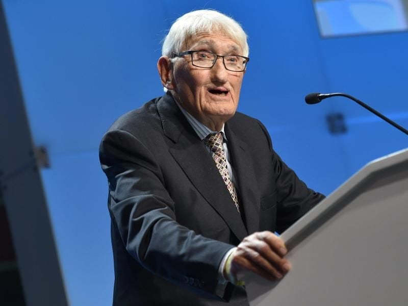 Jürgen Habermas, deutscher Philosoph, spricht im ZDF-Hauptstadtstudio. Foto: Arne Immanuel Bänsch/Archiv