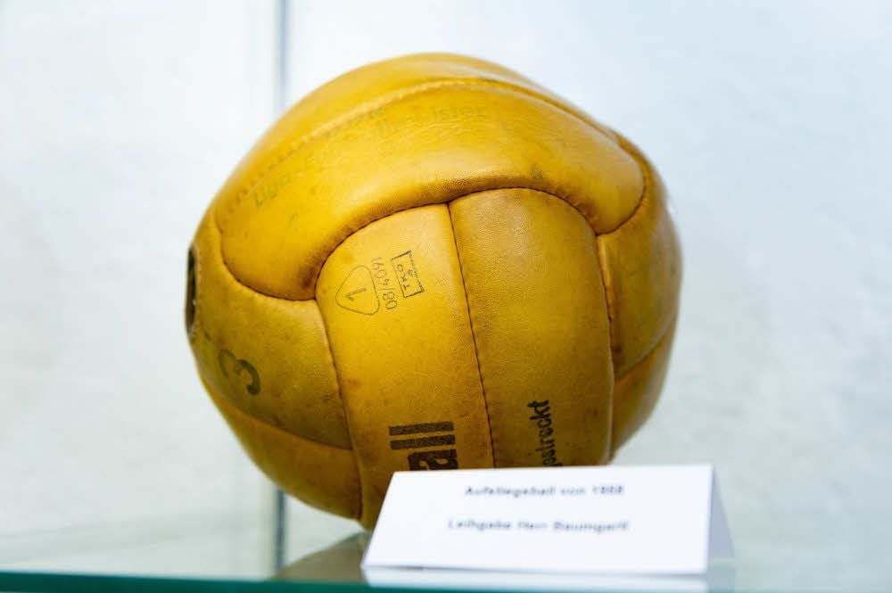 Mit diesem Ball schoss sich Zeitz vor 60 Jahren in die Oberliga.