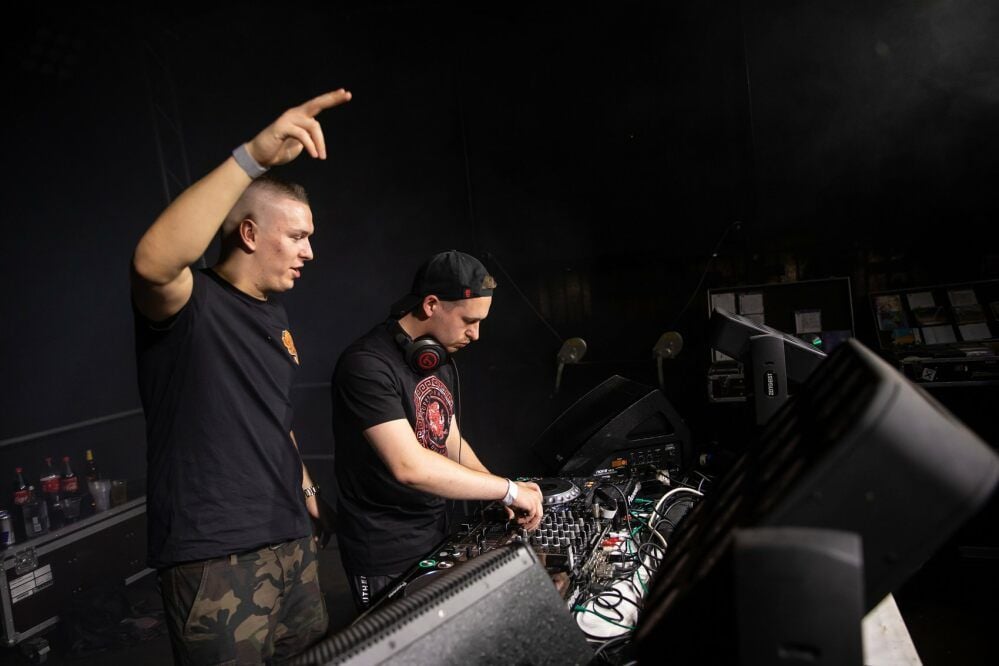 „Oldschoolswitch“ alias Ricky Reinbothe und Kevin Kluge (v.l.) dirigieren ihr „Orchester“ aus Chips und Reglern und Knöpfen und Kabeln und Halbleitern.