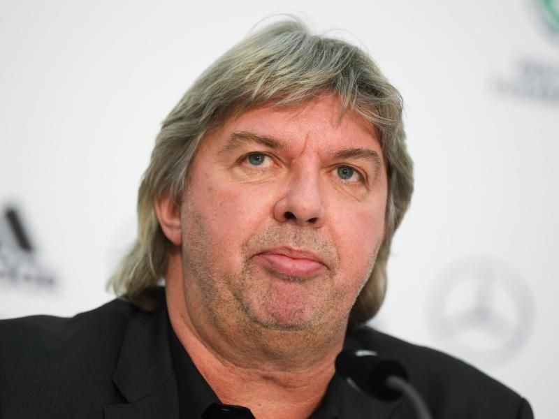 DFB-Vizepräsident Ronny Zimmermann blickt 2018 während einer Pressekonferenz von DFB und DFL in die Runde. Foto: Arne Dedert/dpa