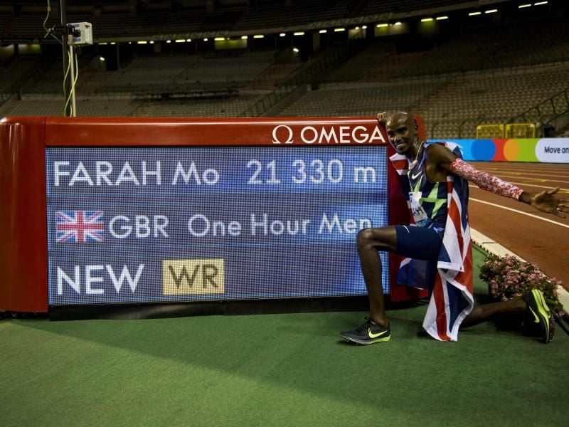 Mo Farah feiert seinen Stunden-Weltrekord in Brüssel. Foto: Jasper Jacobs/BELGA/dpa