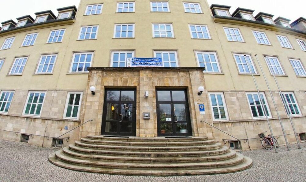 Nachdem ein Beamter positiv auf das Corona-Virus getestet wurde, mussten mehrere Polizisten des Reviers in Quarantäne.