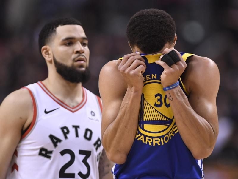 Superstar Stephen Curry (r) verlor mit den Golden State Warriors das erste Finale. Foto: Frank Gunn/The Canadian Press/AP
