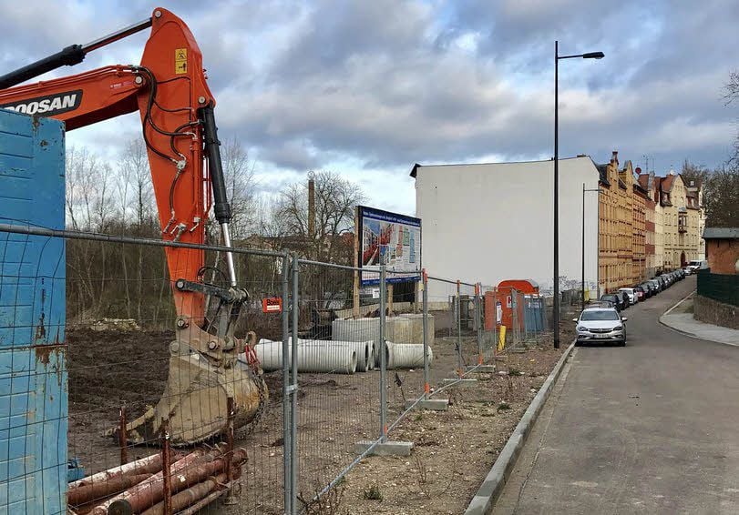 An den Weingärten in Halle wird derzeit das Grundstück für die drei geplanten Stadthäuser vorbereitet. Das Interesse soll groß sein.