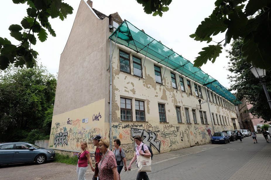Imposant und geschichtsträchtig: die ehemalige Poliklinik Mitte im Herzen der Stadt. Ein Investor will das Gebäude nun neu beleben.
