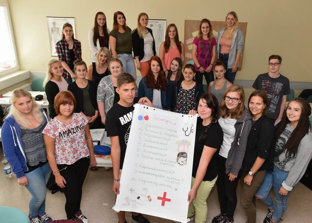 Während eines Camps zum Kennenlernen Anfang September in Bad Sulza, das erste dieser Art, das die Krankenpflegeschule Naumburg durchführte, stellte die neue Klasse Teamregeln für ihre Ausbildungszeit auf.