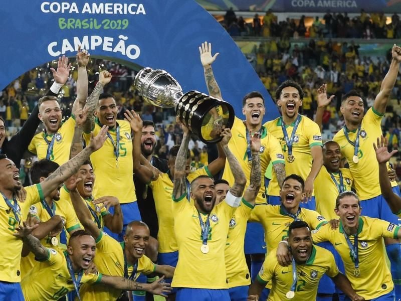 Brasiliens feiern den Heimsieg bei der Copa America. Foto: Victor R. Caivano/AP