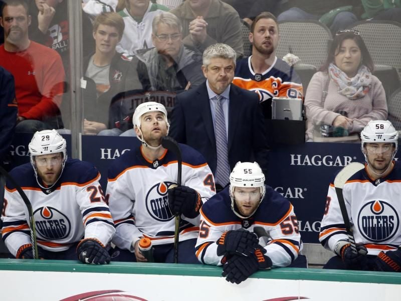 Todd McLellan (M.) wird nun Cheftrainer in Los Angeles. Foto: Michael Ainsworth/FR171389 AP