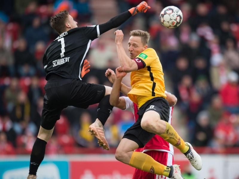 Dresden-Keeper Markus Schubert (l) klärt mit einer Faustabwehr. Foto: Annegret Hilse
