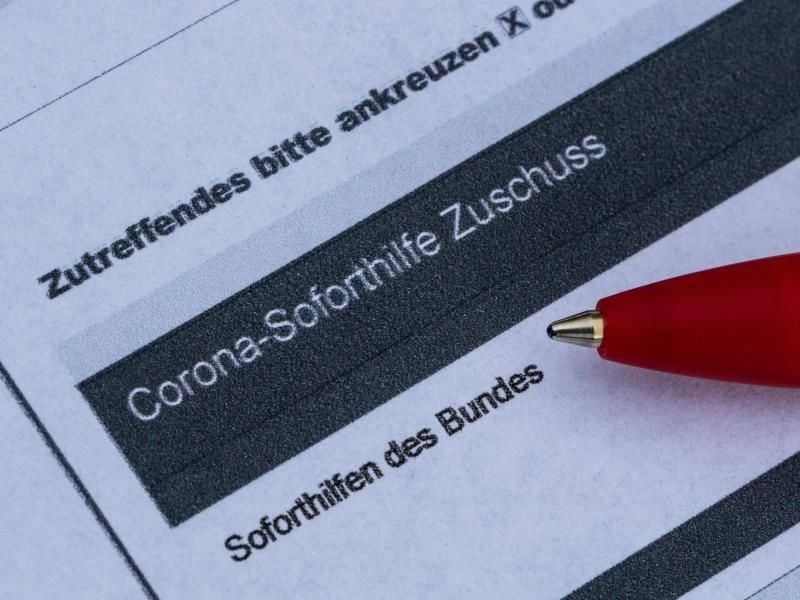 Ein Stift liegt auf einem Antrag für den Corona-Soforthilfe-Zuschuss. Foto: Robert Michael/dpa-Zentralbild/dpa/Symbolbild