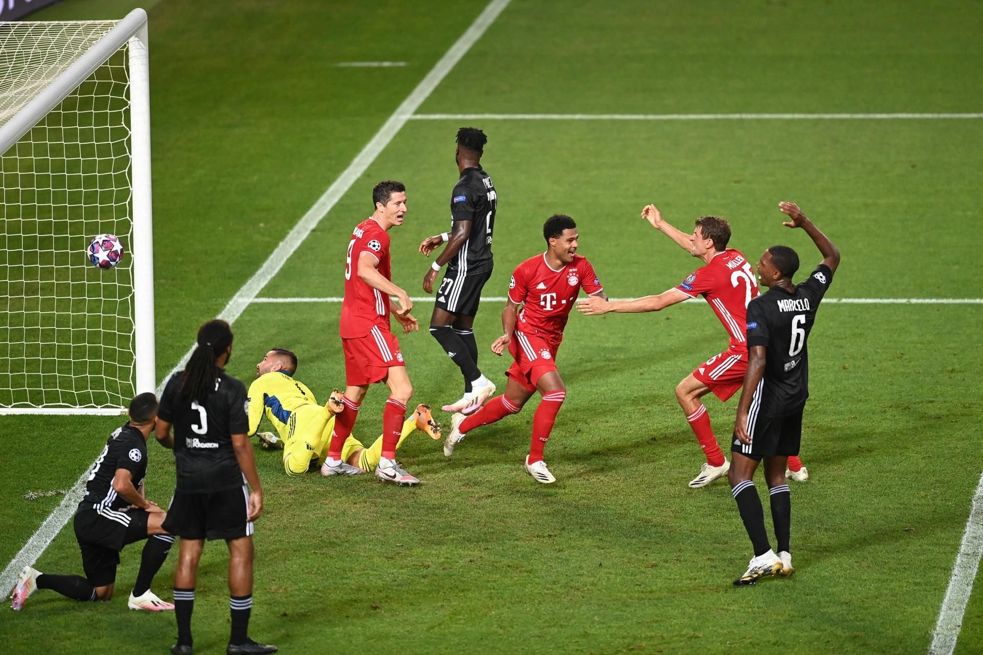 Serge Gnabry (m) von Bayern München feiert mit seinen Teamkollegen den zweiten Treffer seiner Mannschaft im José-Alvalade-Stadion.