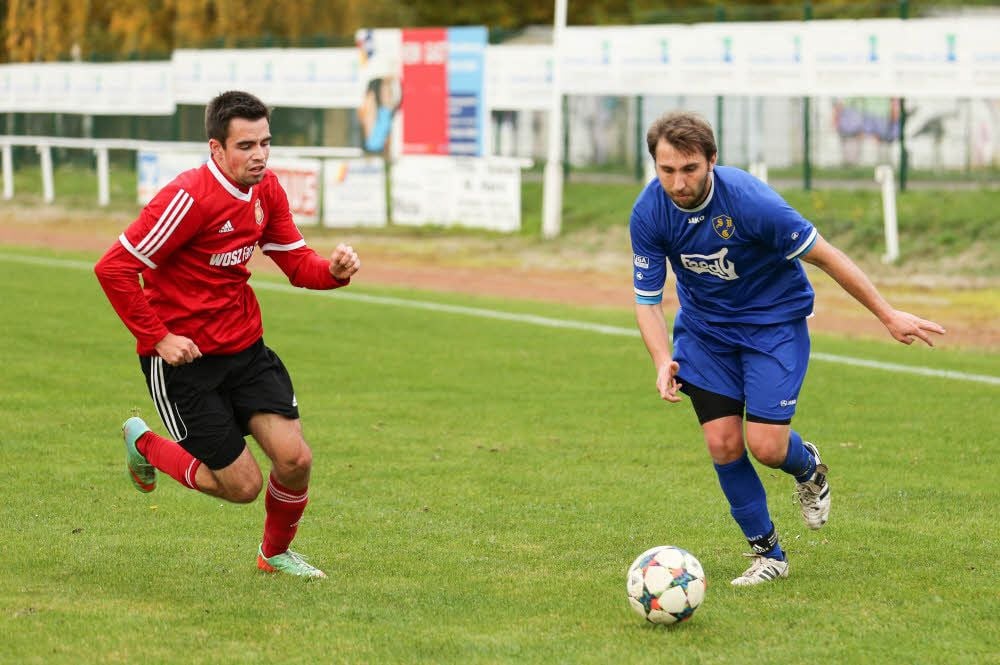 Motors Lucas Kügler (links) versucht den Großgrimmaer Sebastian Schlosser vom Ball zu trennen.