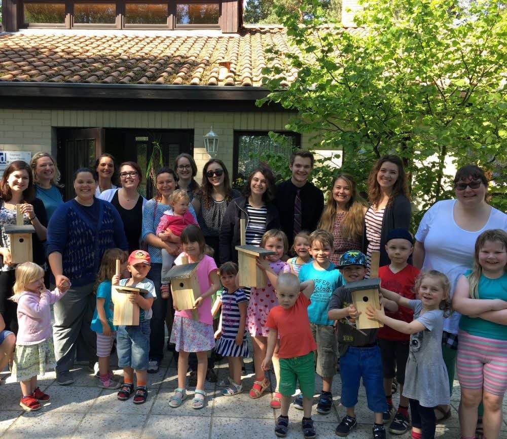 Die kleinen Jubilare der Kindereinrichtung „Meisennest“ wurden bei ihrem Ausflug in den Wald am Donnerstag von Gästen aus Oregon in den USA begleitet.