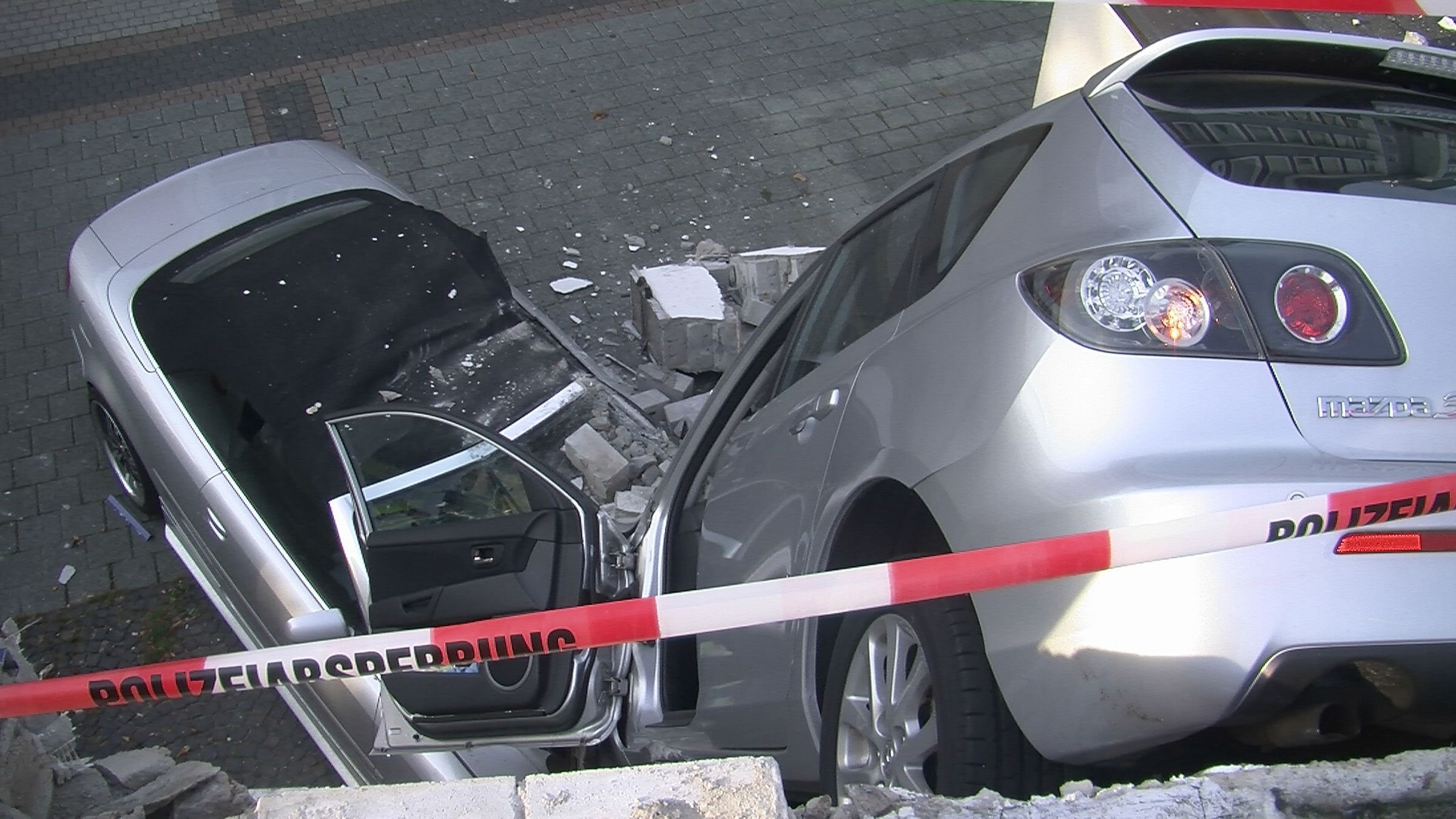 Die 80-Jährige landete mit der Front drei Meter tiefer auf einem anderen geparkten Auto