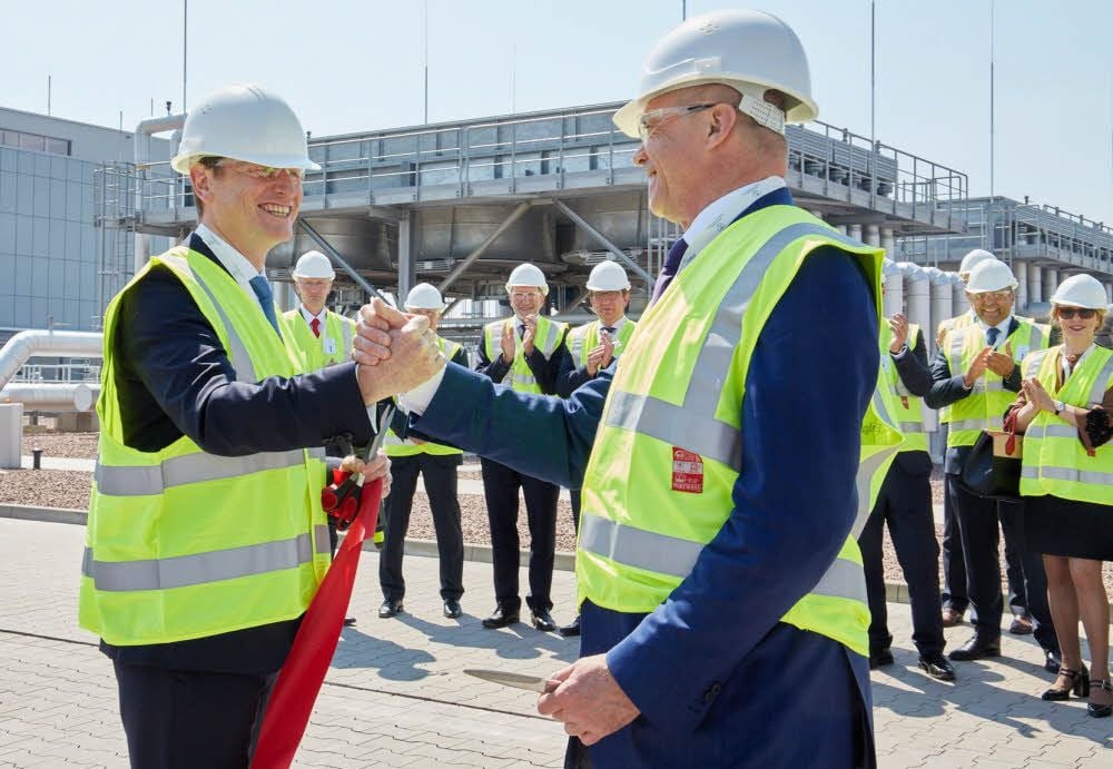 Ein Handschlag nach dem Bandschnitt: Ulf Heitmüller von VNG (links) und Gazprom-Vizechef Alexander Iwanowitsch Medwedew.