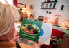 Eine Frau schaut auf die DDR-Schallplatte "Weihnachten in Familie" in Magdeburg