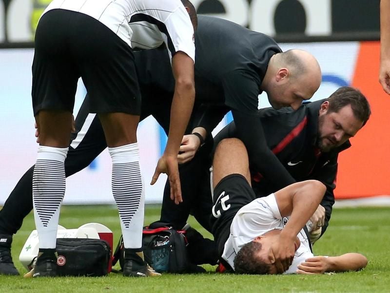 Timothy Chandler (M) liegt verletzt am Boden und wird betreut. Foto: Hasan Bratic